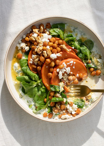 Immun Power: Saisonaler Herbstsalat mit Ofenkürbis und gerösteten Kichererbsen